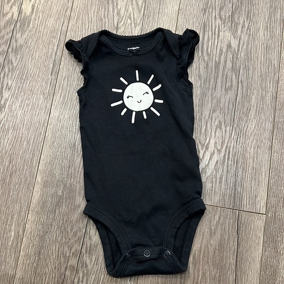 SOLD Bundle of 4 Stylish Onesies - Picture 10 of 11